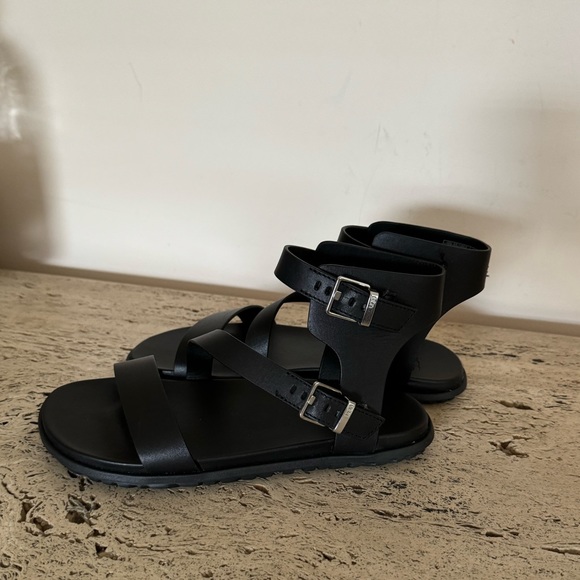 NWOB UGG Sandals Solivan Strap in leather - Picture 13 of 17